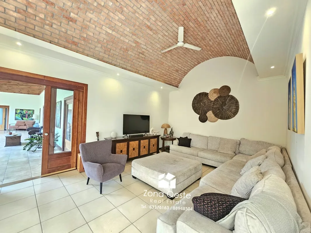Spacious house for sale, unique design, detached, 1 floor, in Trejos Montealegre, photo 5