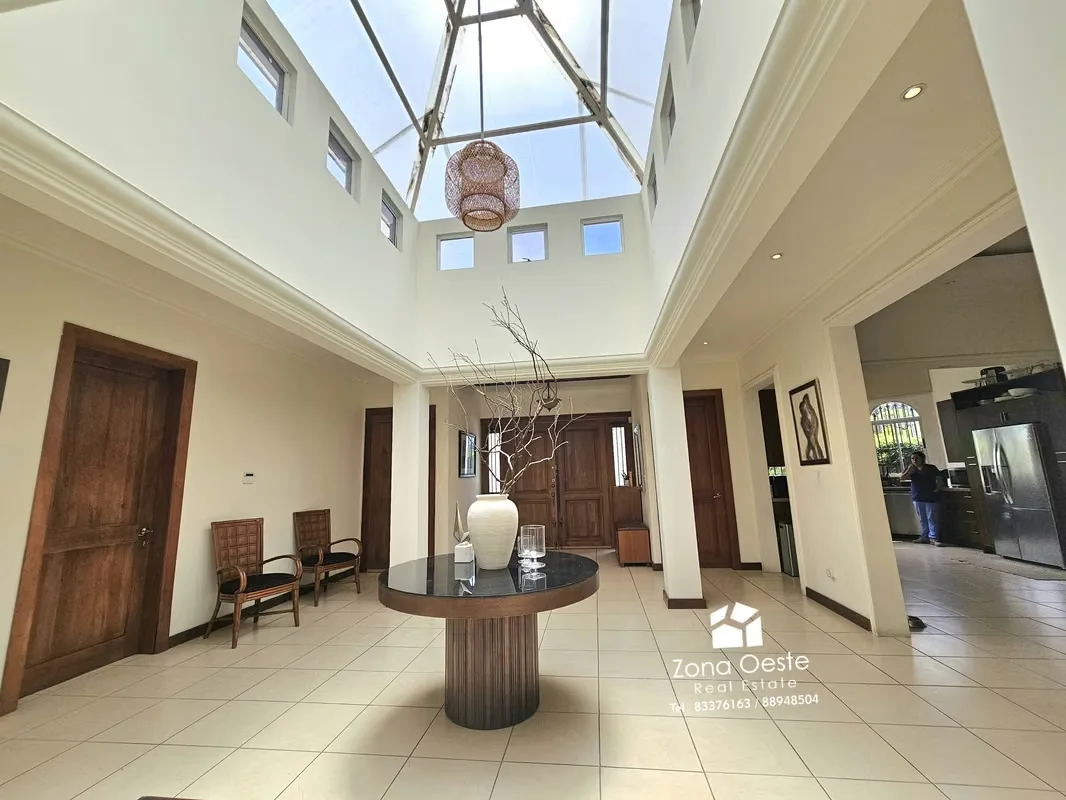 Spacious house for sale, unique design, detached, 1 floor, in Trejos Montealegre, photo 7