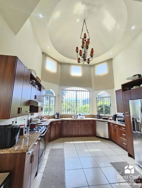 Spacious house for sale, unique design, detached, 1 floor, in Trejos Montealegre, photo 8