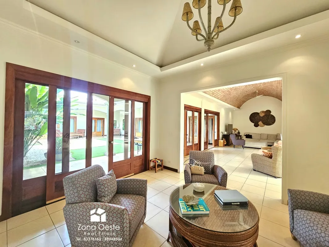 Spacious house for sale, unique design, detached, 1 floor, in Trejos Montealegre, photo 9