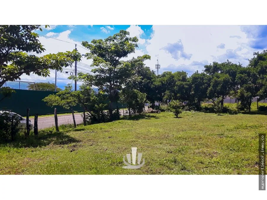 Lote uso mixto Piedades de Santa Ana centro