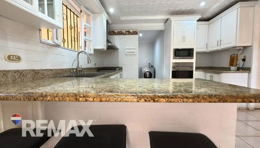 ELEGANTE Y ESPACIOSA CASA A LA VENTA CON LLAVE EN MANO EN EL CENTRO DE PÉREZ ZELEDÓN - Venta en Perez Zeledón, photo 9