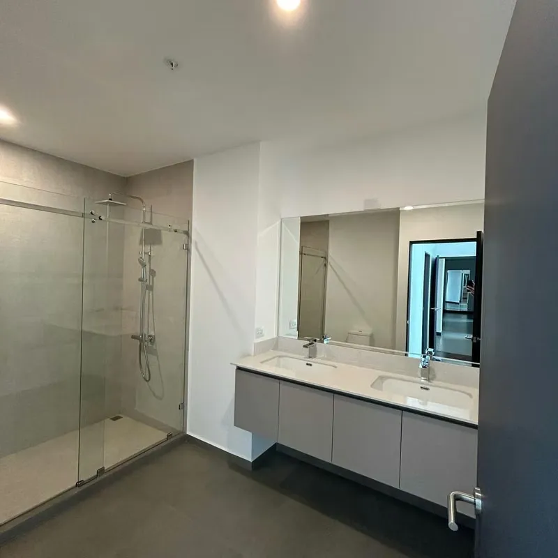 Luxurious penthouses ranging from 176 to 206 m². There are 4 penthouse models, all featuring 3 bedrooms, 2.5 bathrooms, 2 parking spaces, and a 2 m² storage unit. Each master bedroom ..., photo 8