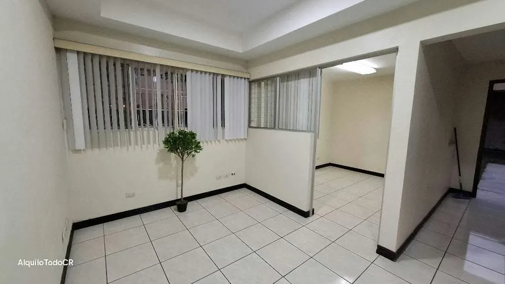 Ofrecemos oficinas privadas desde 10 m² hasta 19 m², con precios que van desde 250.000 hasta 300.000 mensuales.