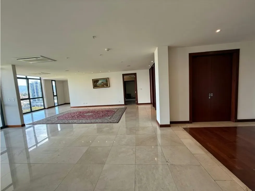 Tenemos el placer con presentarle el hermoso apartamento en edificio de lujo que se localiza frente del Estadio Nacional parque de La Sabana.