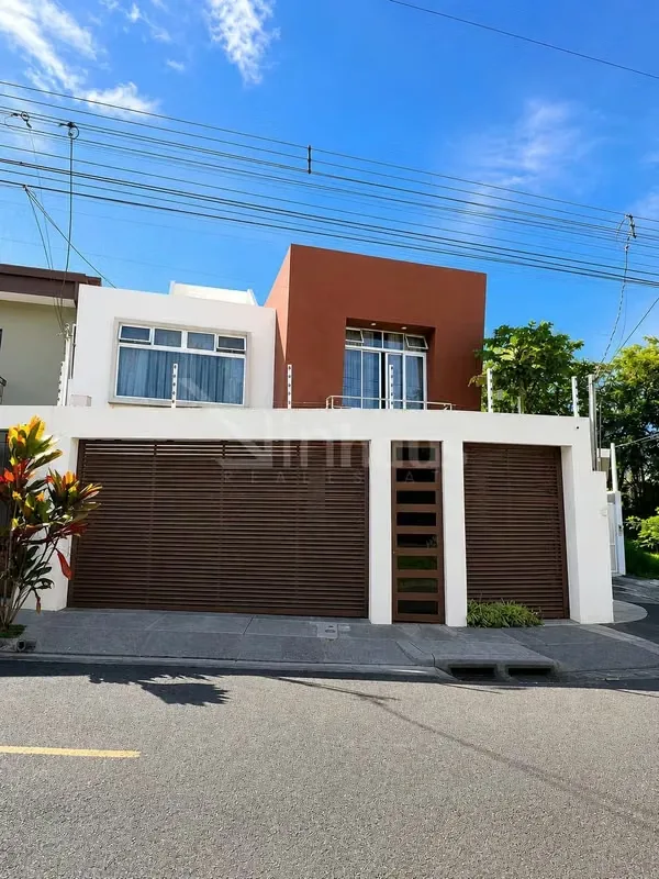Amplia casa de 3 niveles, 4 habitaciones con baño privado, jardín y 3 cocheras Excelente opción para una familia que busca espacios amplios, privacidad y una distribución muy ...