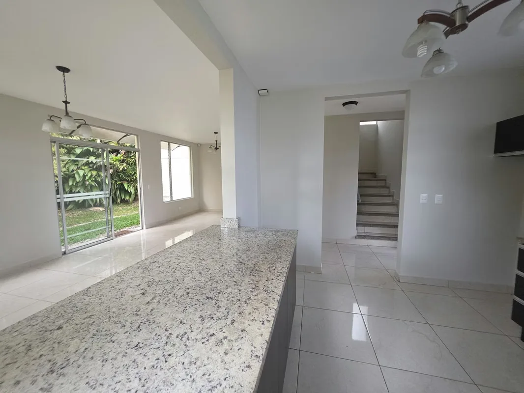 Hermosa casa de dos niveles ubicada en una zona estratégica de Sabanilla, ideal para quienes buscan comodidad, seguridad y una excelente ...