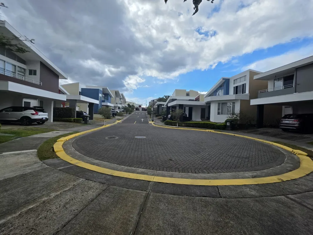 Hermosa casa de dos niveles ubicada en una zona estratégica de Sabanilla, ideal para quienes buscan comodidad, seguridad y una excelente ..., photo 3
