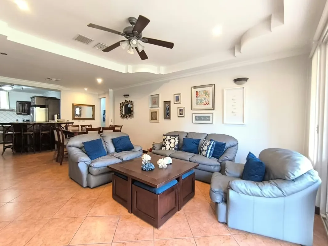 Spacious First-Floor Apartment for Sale, photo 2