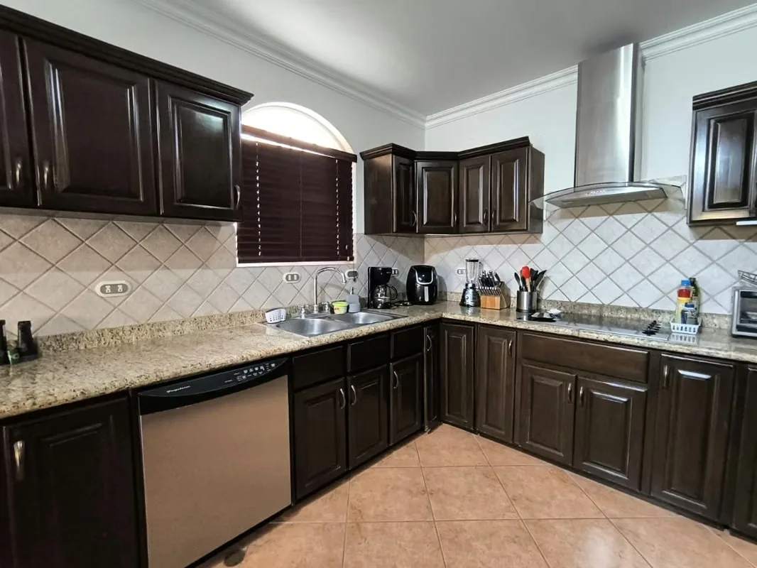 Spacious First-Floor Apartment for Sale, photo 11