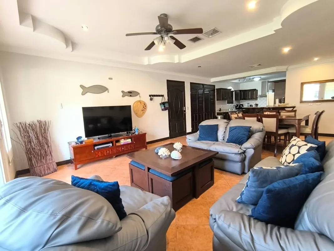 Spacious First-Floor Apartment for Sale, photo 9