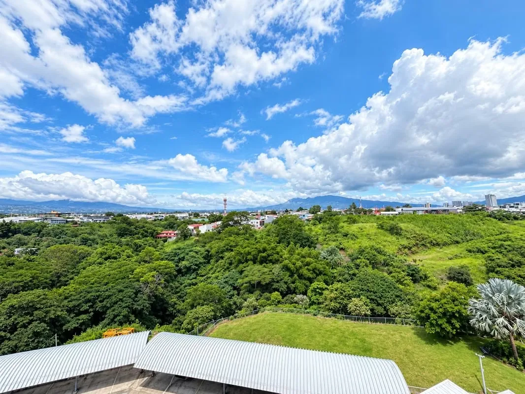 El área del apartamento (70 m2) + parqueo (14.5 m2) + bodega (5.5 m2) para un total de ...