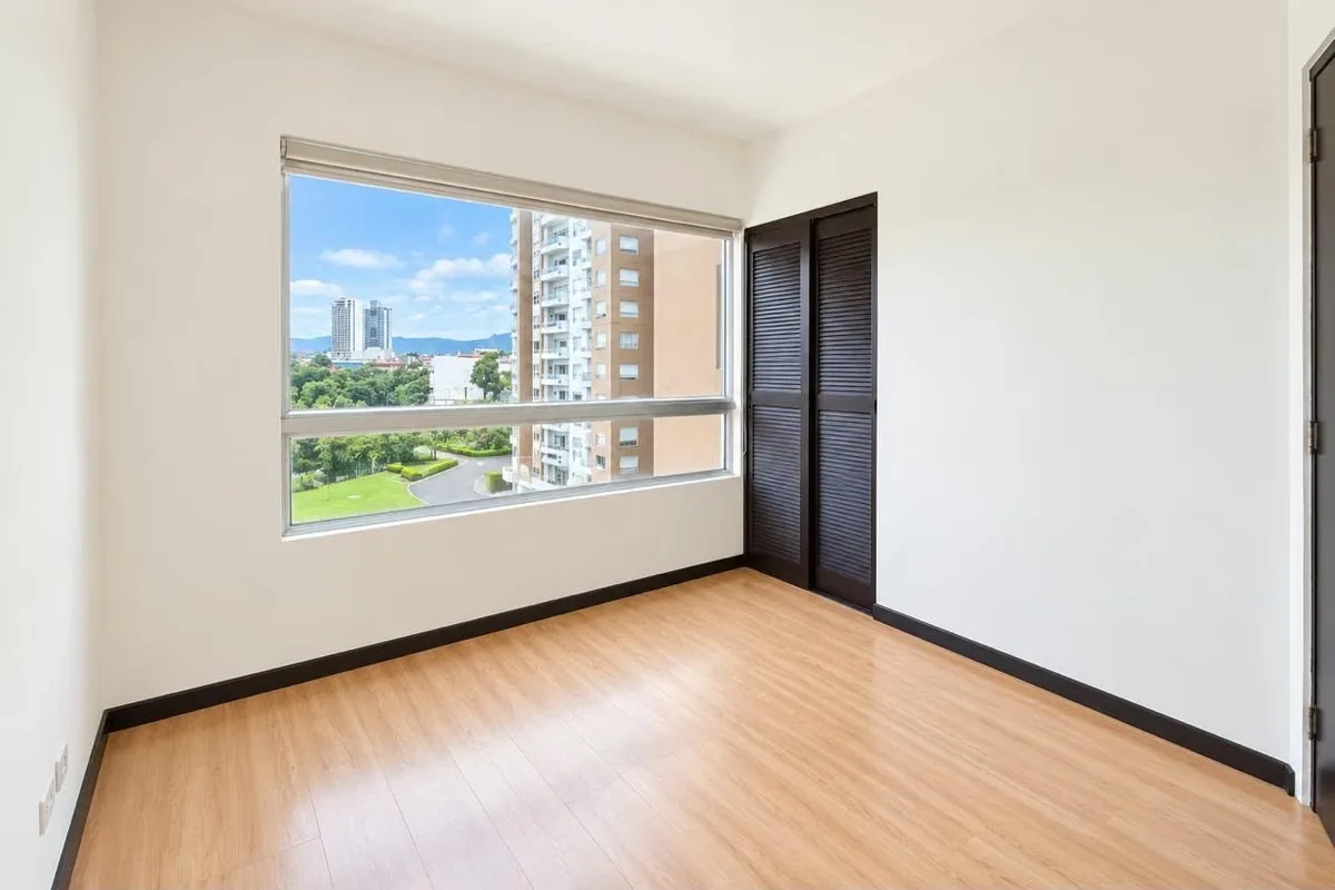 El área del apartamento (70 m2) + parqueo (14.5 m2) + bodega (5.5 m2) para un total de ..., photo 3