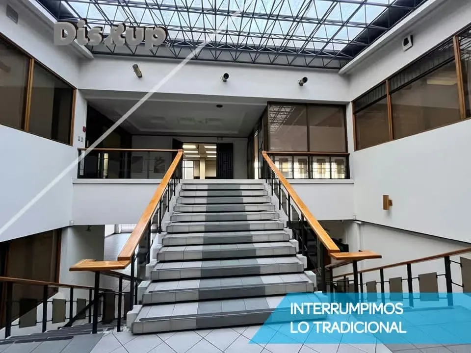 Large-scale corporate commercial building for lease, ideal for administrative offices, financial ...