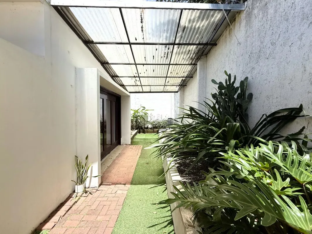 Se alquila apartamento de **2 habitaciones en La Uruca, San José**, ubicado en una calle ...
