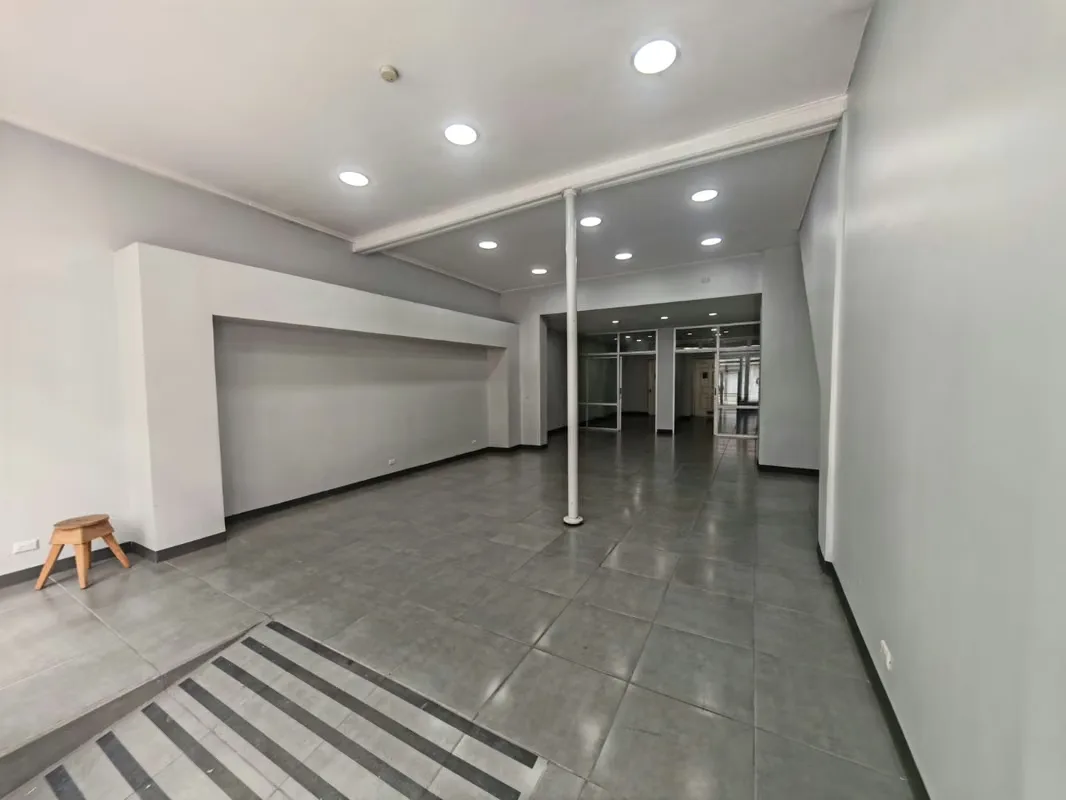 Este local está ubicado en una zona altamente comercial de San José, rodeado de ...