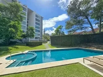 Se ofrece en alquiler o venta exclusivo apartamento esquinero ubicado en primer nivel, de una sola planta. Área total de construcción: 195 m² (incluye 2 espacios de parqueo bajo ...