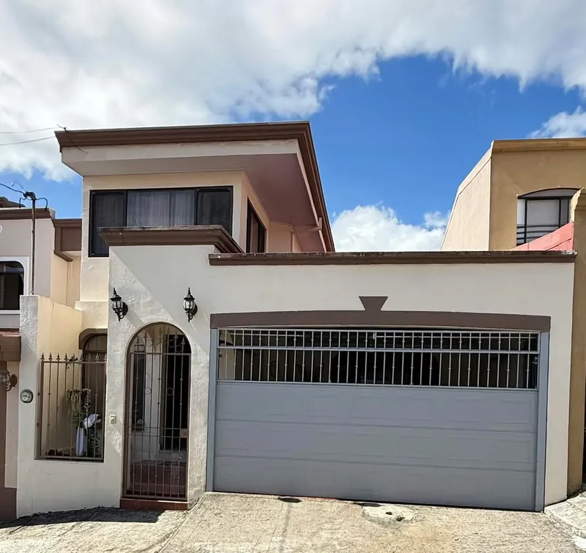 ¡SE VENDE AMPLIA CASA EN RESIDENCIAL EN SAN FRANCISCO HEREDIA