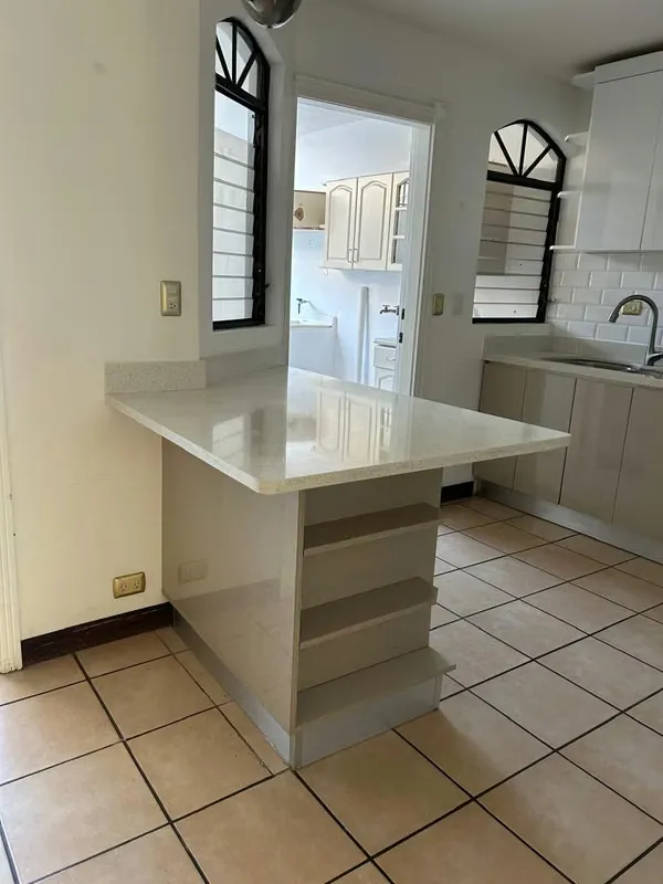 Only 6 private houses .186m2 all concrete construction. . Two-story condominium house, at the end in one of the safest neighborhoods in Santa Ana, photo 5