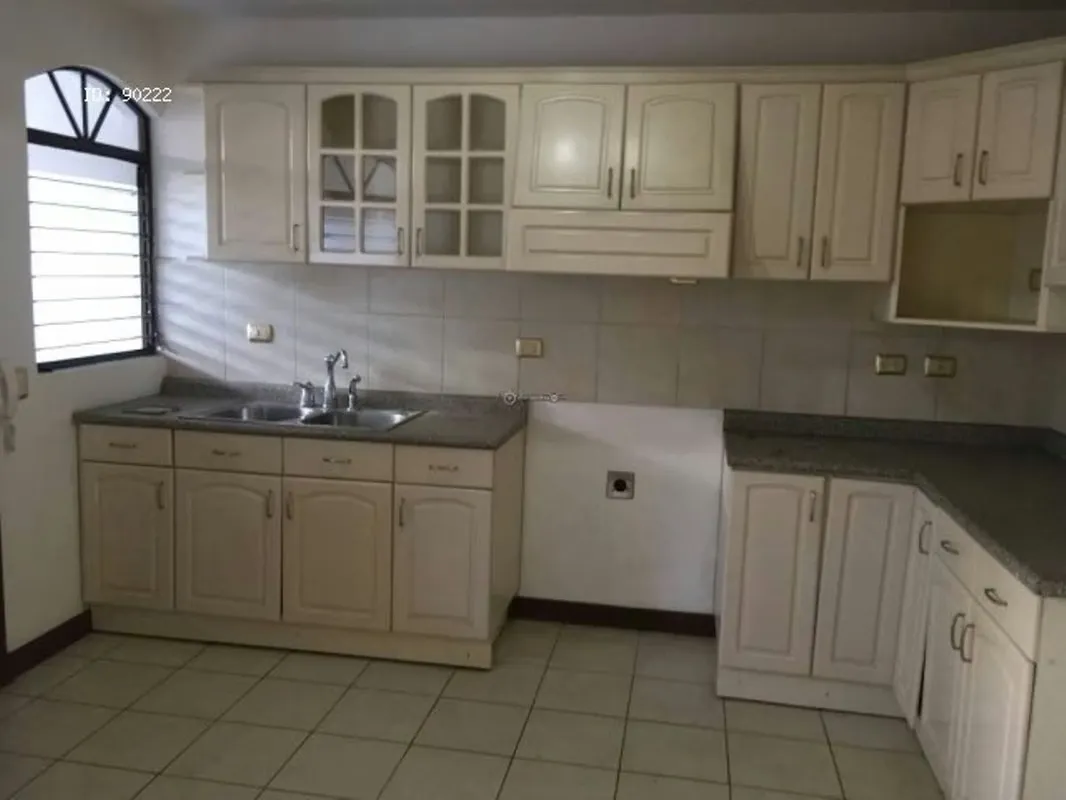 Only 6 private houses .186m2 all concrete construction. . Two-story condominium house, at the end in one of the safest neighborhoods in Santa Ana, photo 8