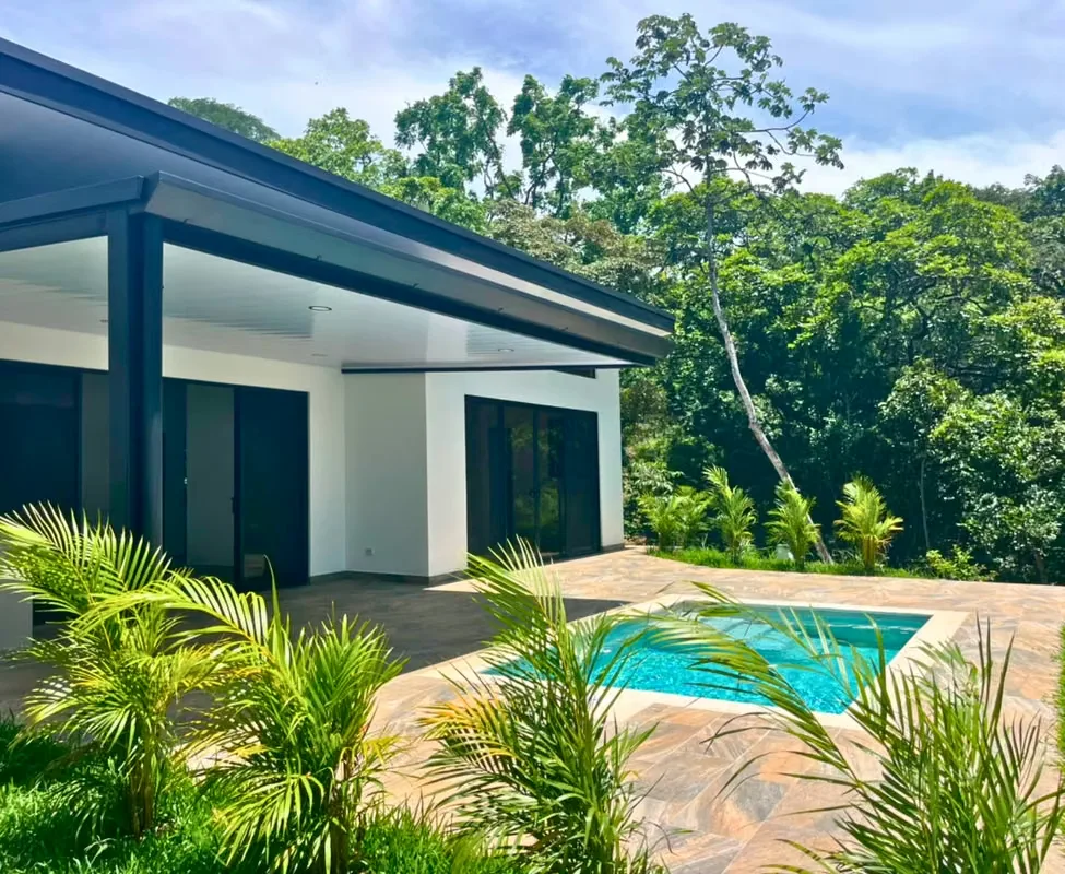Discover this beautiful brand-new home, recently built in Vistas Guácimo, Atenas. Surrounded by nature and set on a spacious lot ...