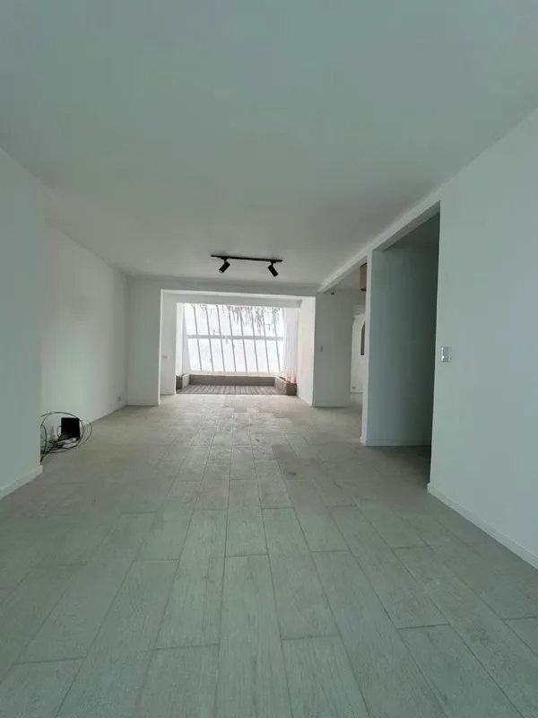 Se alquila amplia propiedad de dos plantas, completamente remodelada, ubicada en San Rafael de Escazú, en una zona tranquila, segura y de fácil acceso.