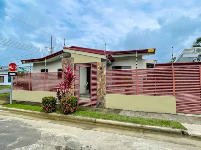 Great for a family Beautiful Modern Home in Quepos