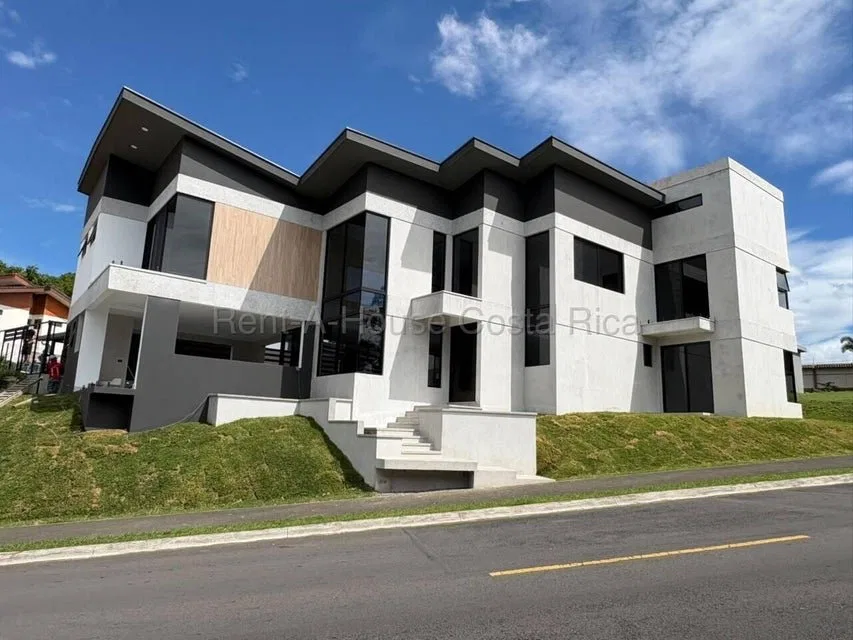 Se vende casa en Ulloa Heredia 26-1451 - Venta en Heredia