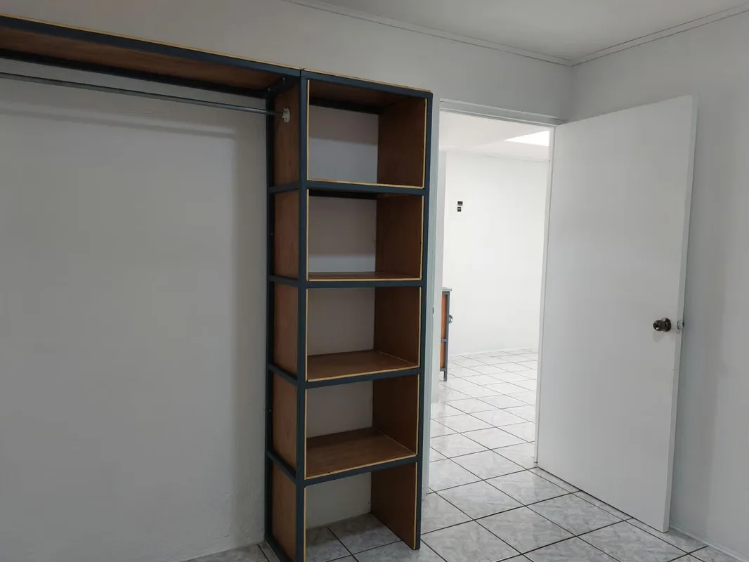Especial para una persona o pareja, un dormitorio, baño, sal-cocina-comedor, por el tipo de infraestructura no se permiten mascotas, y no cuenta con parqueo para vehículo. Está ..., photo 3