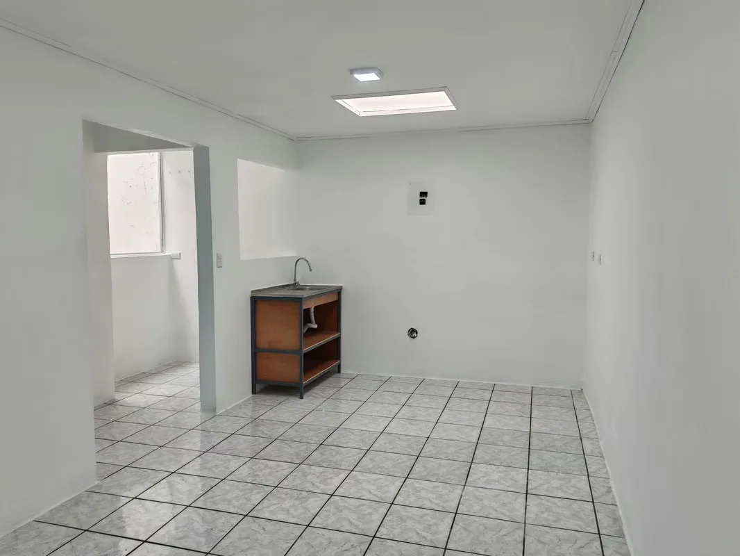 Especial para una persona o pareja, un dormitorio, baño, sal-cocina-comedor, por el tipo de infraestructura no se permiten mascotas, y no cuenta con parqueo para vehículo. Está ..., photo 6