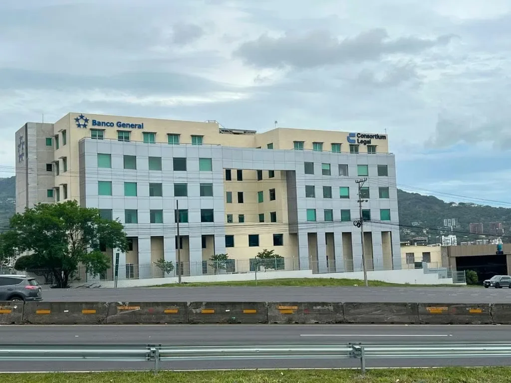 Alquiler de amplia oficina en Escazu, Trejos Montealegre