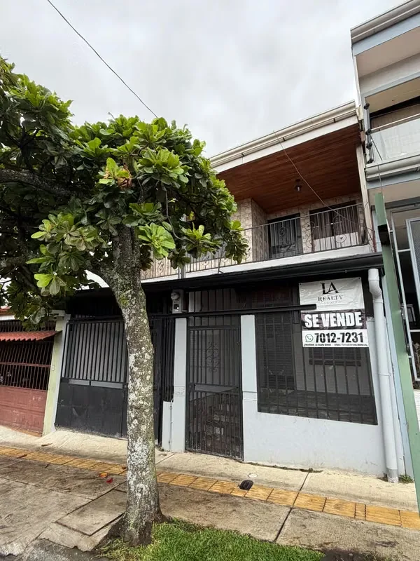 Propiedad de uso de suelo mixto en La Aurora de Heredia — ¡En venta!