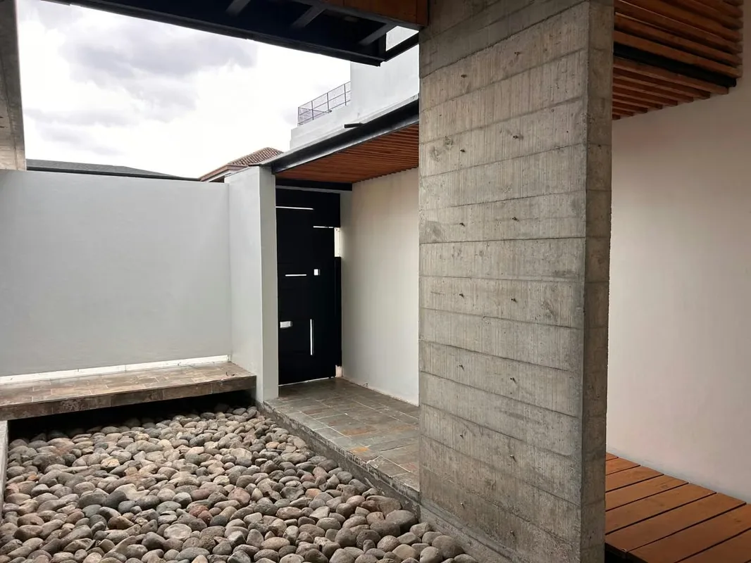 En planta baja tenemos una entrada con área abierta empedrada, sala comedor cocina integrada, amplio jardín que se incorpora al ...