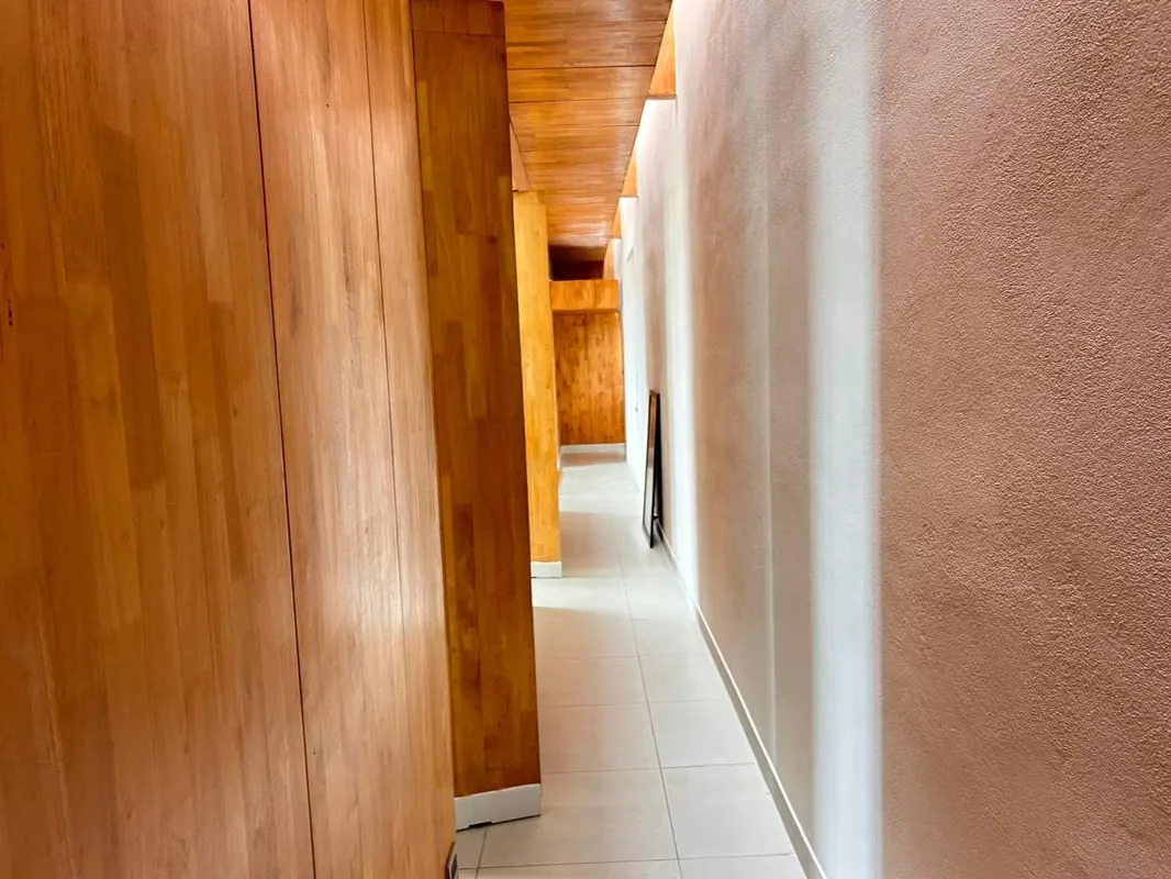 En planta baja tenemos una entrada con área abierta empedrada, sala comedor cocina integrada, amplio jardín que se incorpora al ..., photo 2