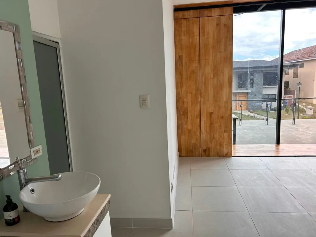En planta baja tenemos una entrada con área abierta empedrada, sala comedor cocina integrada, amplio jardín que se incorpora al ..., photo 12