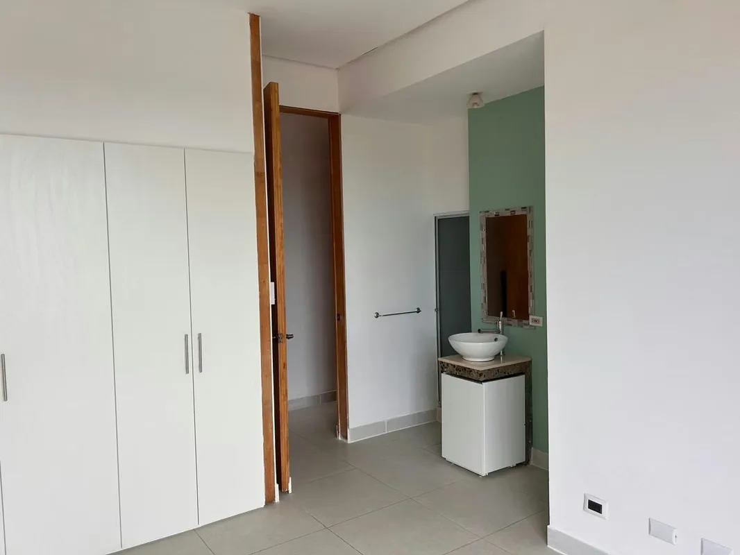 En planta baja tenemos una entrada con área abierta empedrada, sala comedor cocina integrada, amplio jardín que se incorpora al ..., photo 13