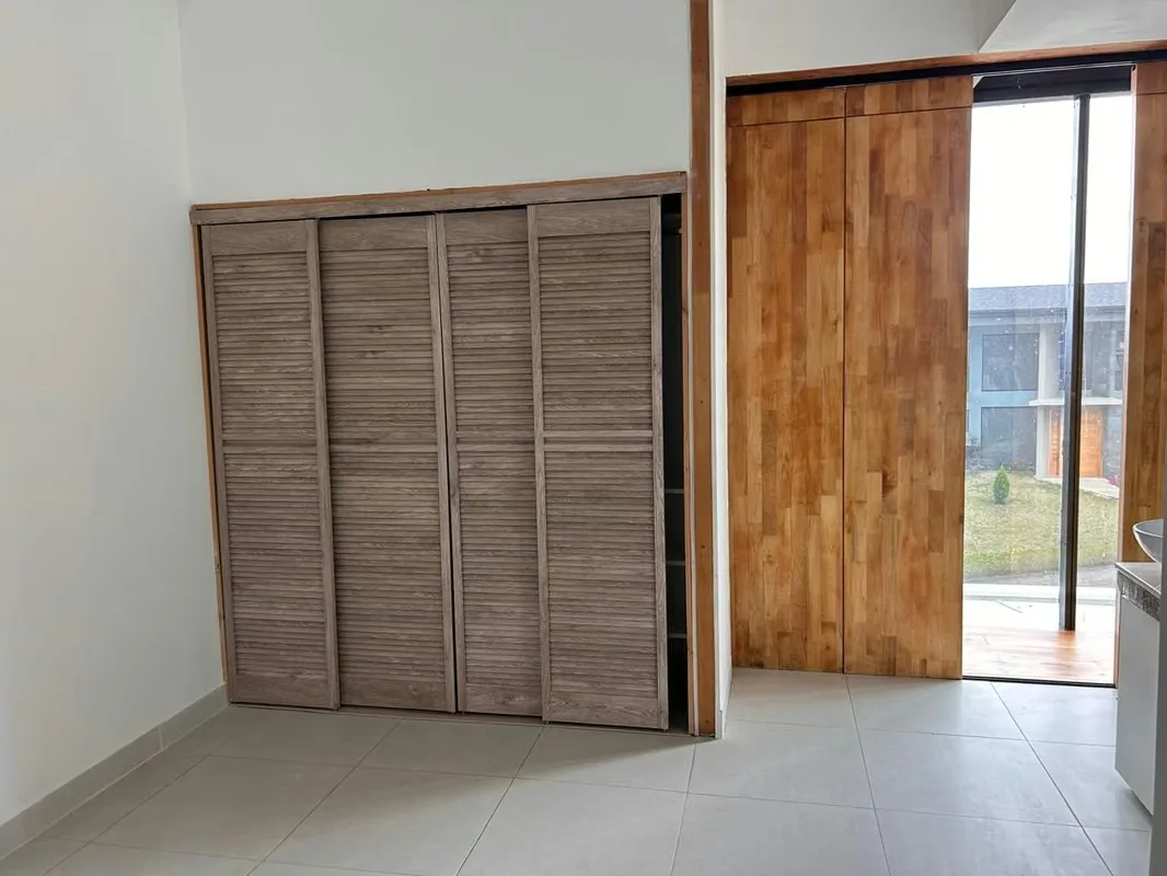 En planta baja tenemos una entrada con área abierta empedrada, sala comedor cocina integrada, amplio jardín que se incorpora al ..., photo 14