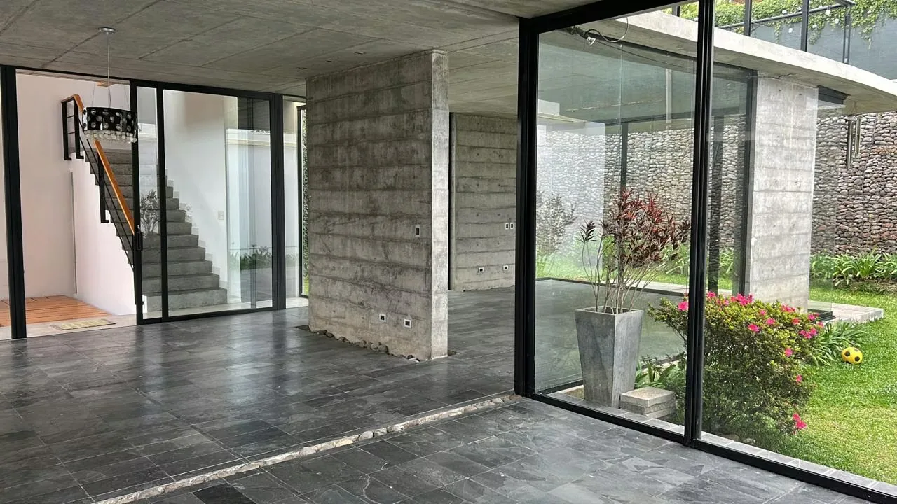 En planta baja tenemos una entrada con área abierta empedrada, sala comedor cocina integrada, amplio jardín que se incorpora al ..., photo 3
