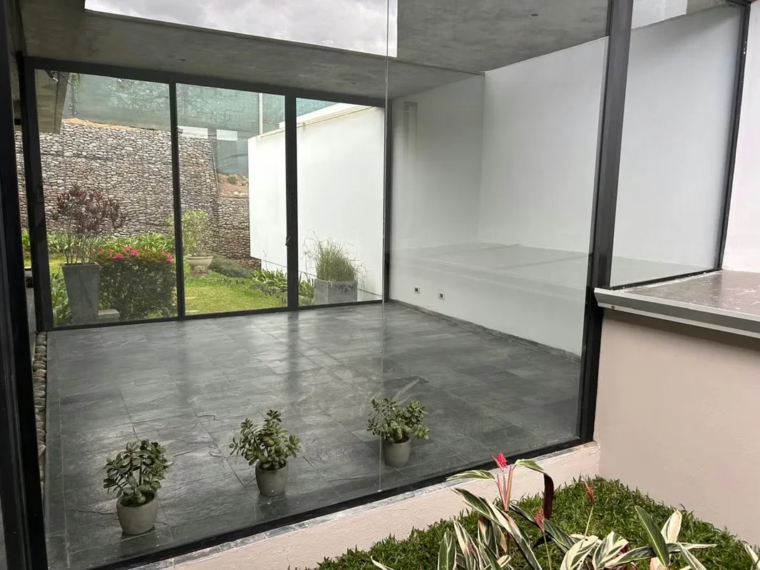 En planta baja tenemos una entrada con área abierta empedrada, sala comedor cocina integrada, amplio jardín que se incorpora al ..., photo 4