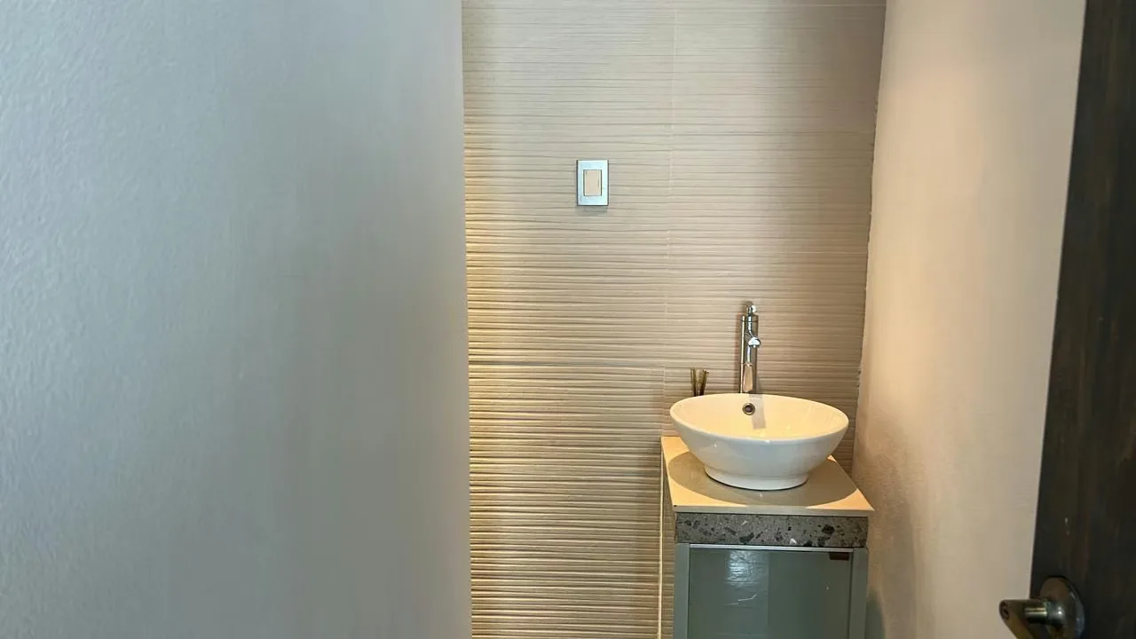 En planta baja tenemos una entrada con área abierta empedrada, sala comedor cocina integrada, amplio jardín que se incorpora al ..., photo 5