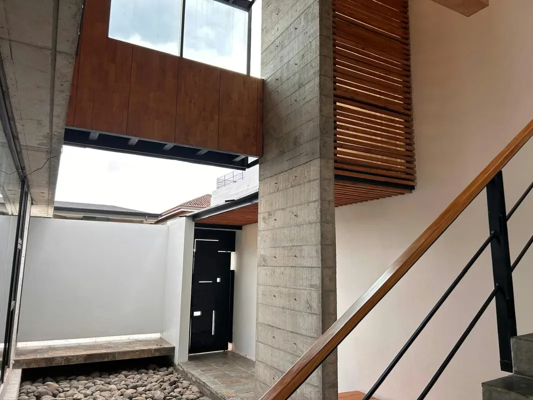 En planta baja tenemos una entrada con área abierta empedrada, sala comedor cocina integrada, amplio jardín que se incorpora al ..., photo 6