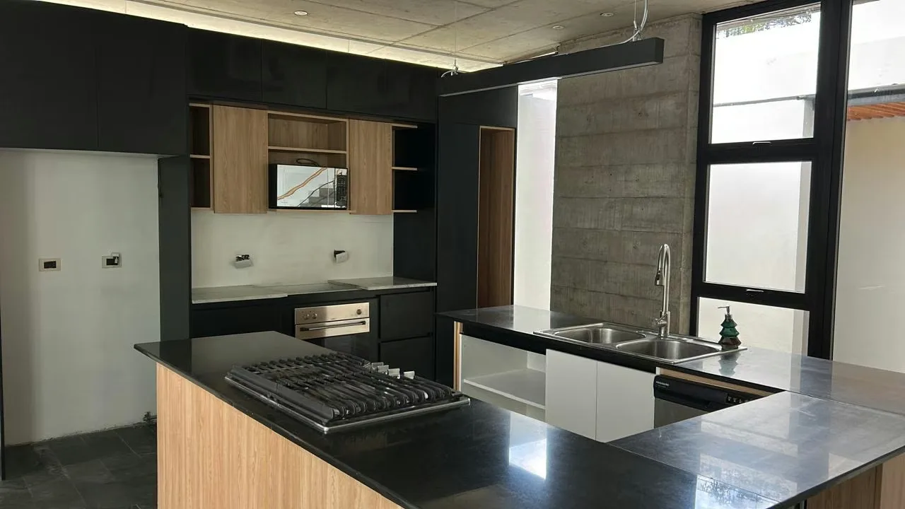 En planta baja tenemos una entrada con área abierta empedrada, sala comedor cocina integrada, amplio jardín que se incorpora al ..., photo 7