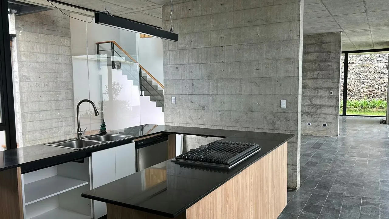 En planta baja tenemos una entrada con área abierta empedrada, sala comedor cocina integrada, amplio jardín que se incorpora al ..., photo 8