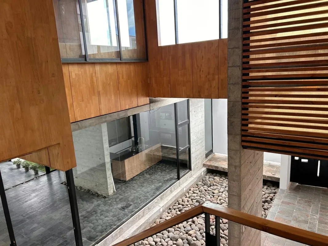 En planta baja tenemos una entrada con área abierta empedrada, sala comedor cocina integrada, amplio jardín que se incorpora al ..., photo 9