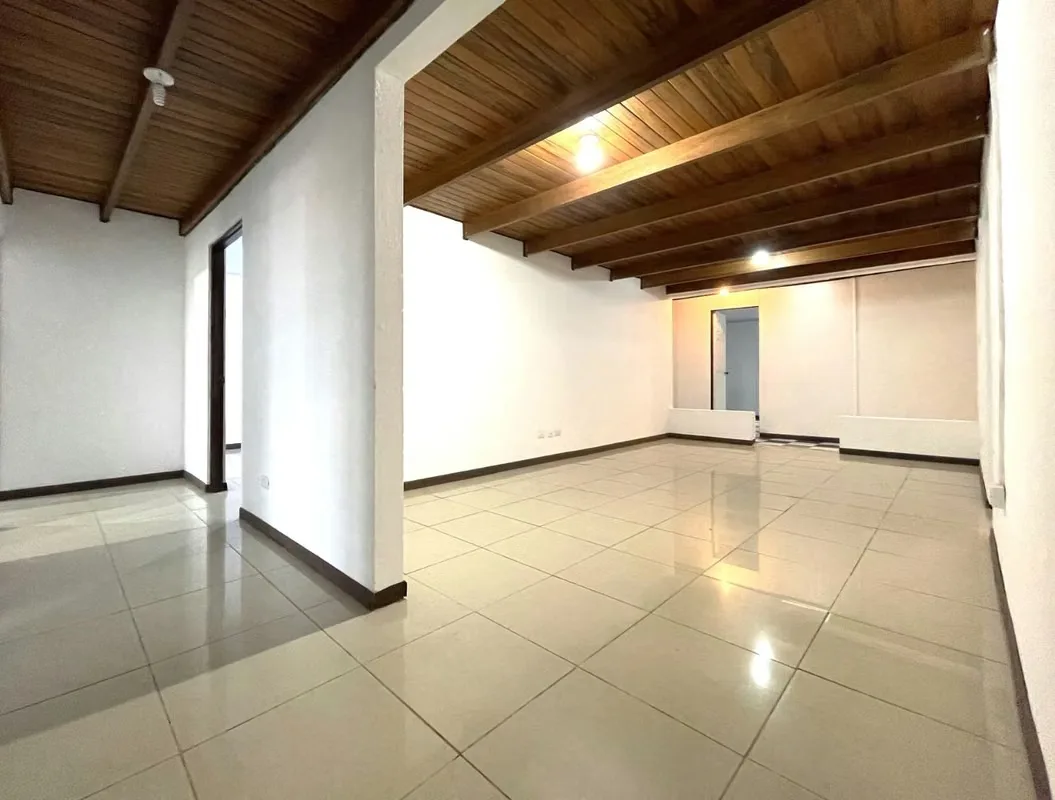 CASA CON 5 HABITACIONES + OFICINA Y 4 BAÑOS SABANILLA ¢600.000 MENSUALES + DEPOSITO
