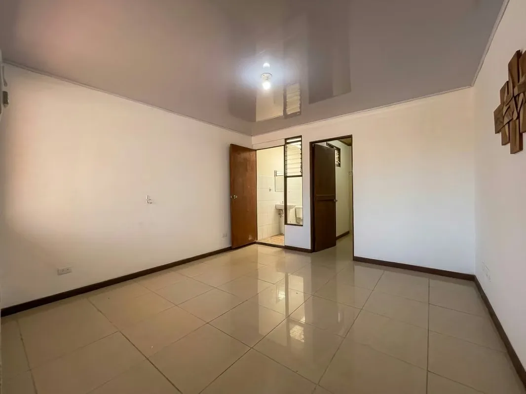 CASA CON 5 HABITACIONES + OFICINA Y 4 BAÑOS SABANILLA ¢600.000 MENSUALES + DEPOSITO, photo 15