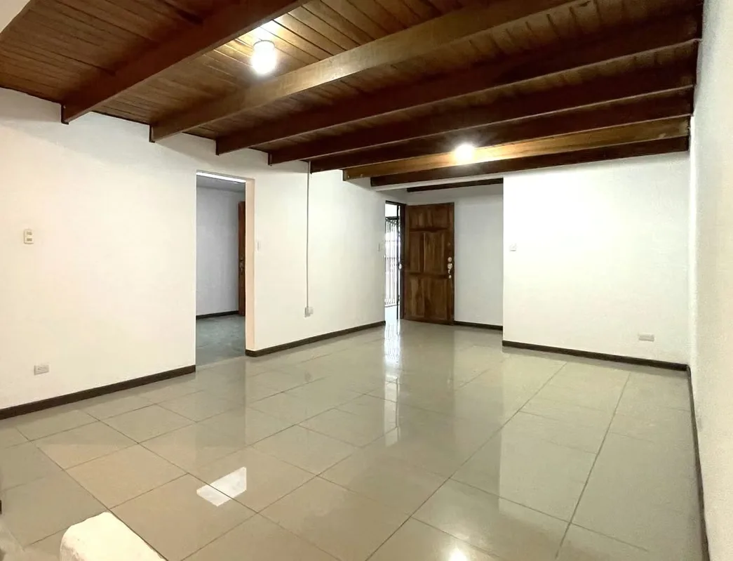 CASA CON 5 HABITACIONES + OFICINA Y 4 BAÑOS SABANILLA ¢600.000 MENSUALES + DEPOSITO, photo 4