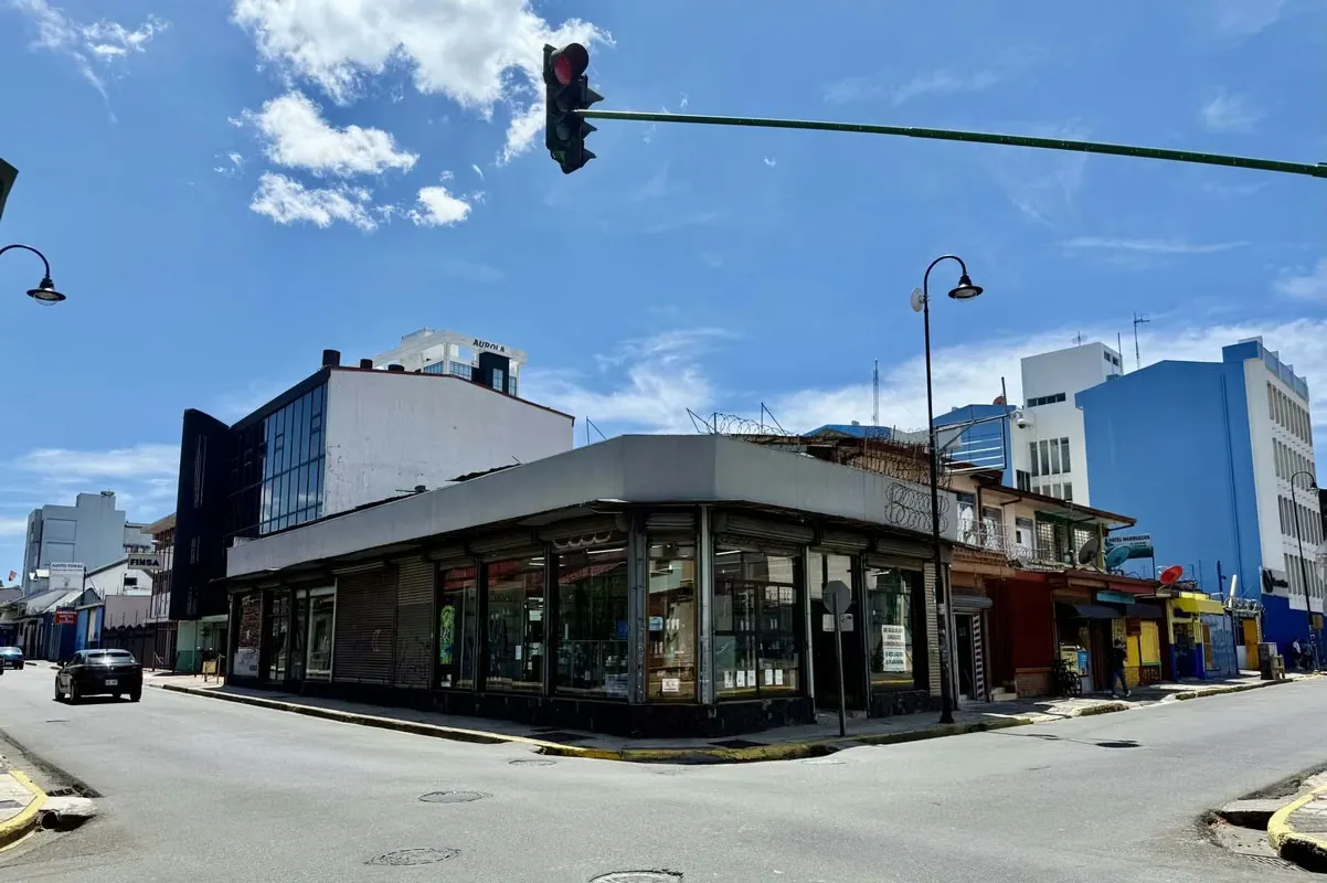 The entire corner, an excellent opportunity, located in the heart of San José, with maximum exposure in a strategic location with easy vehicular access and convenient pedestrian ...