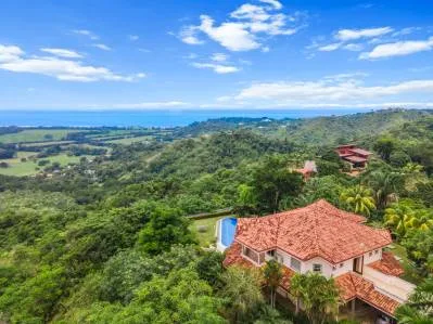 Vista panorámica de un millón de dólares, esta casa de lujo y casa de invitados de dos dormitorios