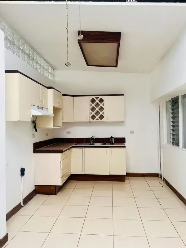 Cómodo apartamento ubicado en Zapote, en una zona tranquila, céntrica y de fácil acceso.